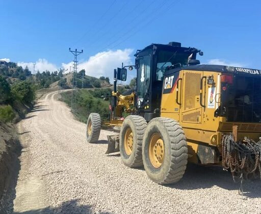 Onikişubat Belediyesi’nden İsmailli Mahallesi’nde Yol Kumlama ve Rekraj Çalışması