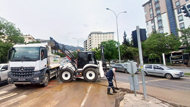 Sağanakla Caddelere Taşınan ÇamurlarTemizlendi