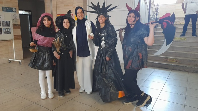 ATIK MALZEMELERLE HAZIRLANAN KIYAFETLER