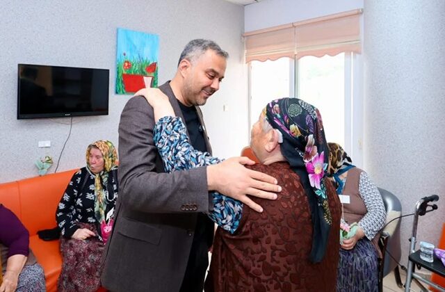 ONİKİŞUBAT BELEDİYE BAŞKANI HANİFİ TOPTAŞ’TAN ANLAMLI ANNELER GÜNÜ ZİYARETİ