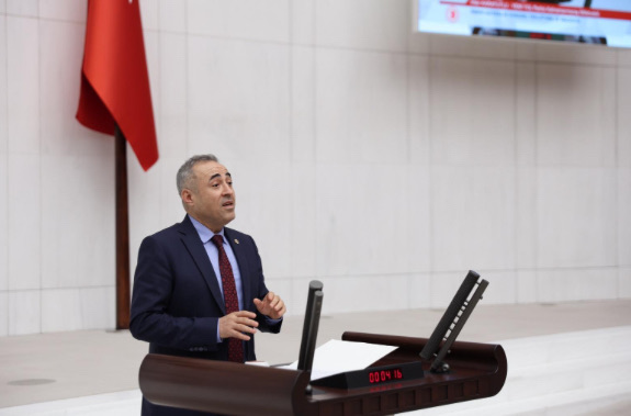 DEVA Partili Karatutlu: ‘Kahramanmaraş’ta ne hastane tamam, ne uçuş düzgün, ne saha çim… Ama dondurma kesmeye herkes geliyor!