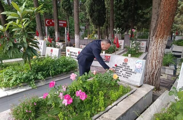 SGK’dan Anlamlı Ziyaret: Şehitlikte Dualar ve Karanfiller