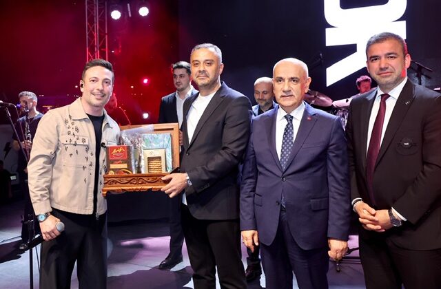 Onikişubat Gençlik Festivali’nin ilk konserinde Oğuzhan Koç sahne aldı
