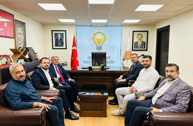 Nevzat Pakdil’den AK Parti Onikişubat İlçe Başkanlığı’na Ziyaret