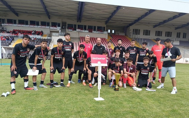 ADİL SANİ KONUKOĞLU SPOR LİSESİ KADIN VE ERKEK FUTBOL TAKIMLARINDAN TÜRKİYE DERECESİ