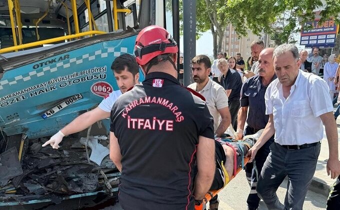 Kahramanmaraş’ta otomobil halk otobüsüne arkadan çarptı: 1 ölü 8 yaralı