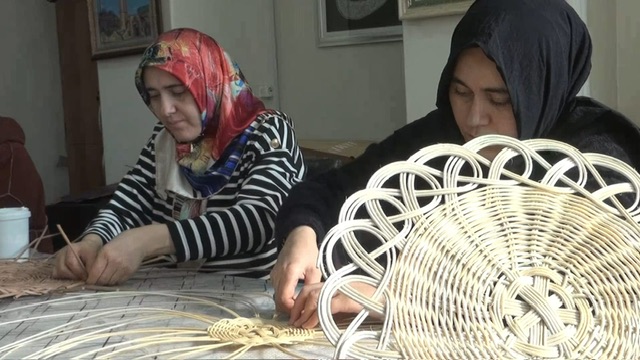 Depremzede Kadınlar, Aile Ekonomisine Sepet Örerek Destek Oluyor