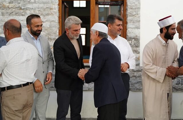 Başkan Fırat Görgel, Bayram Namazı Sonrası Vatandaşlarla Bayramlaştı