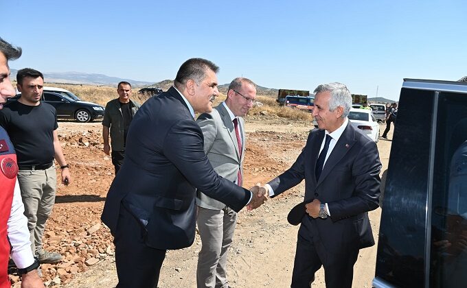 Türkoğlu’nda Depremzede Üreticilere Destek: Şekeroba Mahallesi’ne Yeni Ahırlar Yapılıyor