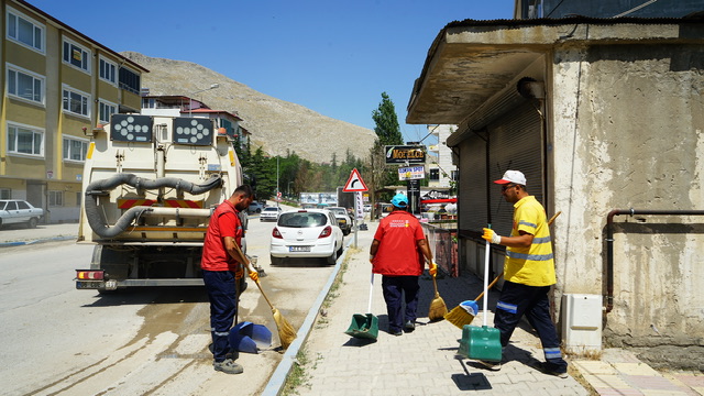 Büyükşehir’in Temizlik Timi Elbistan’da Sahada