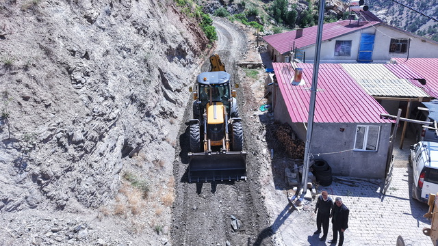 Büyükşehir Ekinözü Grup Yollarında Çalışıyor