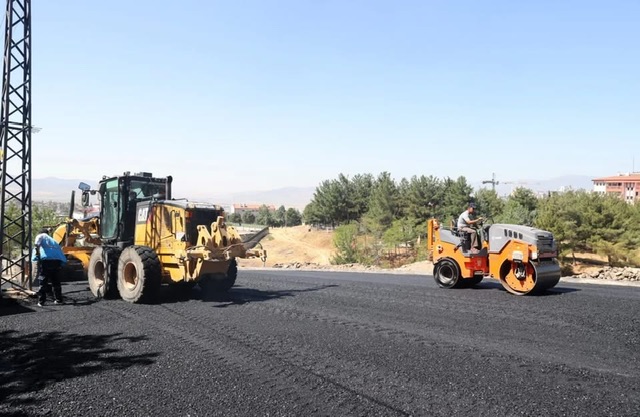 Dulkadiroğlu Belediyesi’nden Pınarbaşı’na Asfalt Hamlesi Dulkadiroğlu Belediyesi’nden Pınarbaşı’na Asfalt Hamlesi