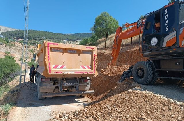 DULKADİROĞLU BELEDİYESİ’NDEN YOL GENİŞLETME ATAĞI