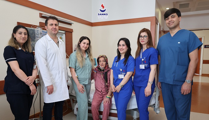 SANKO ÜNİVERSİTESİ HASTANESİ’NDE ANNEYE EN DEĞERLİ ARMAĞAN KIZININ BAĞIŞLADIĞI BÖBREKLE ANNE SAĞLIĞINA KAVUŞTU
