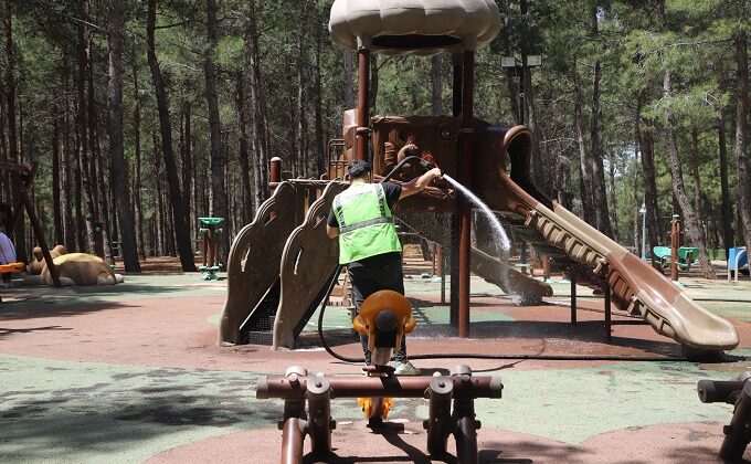 DULKADİROĞLU BELEDİYESİ’NDEN BAYRAM ÖNCESİ PARK VE BAHÇELERDE SIKI HAZIRLIK