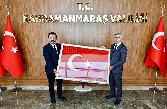 Başkan Şahbazlı’dan Vali Ünlüer’e Anlamlı Hediye