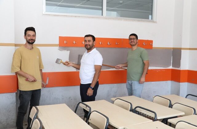 Cumhuriyet Ortaokulu Öğretmenlerinden Örnek Davranış: Okulu Kendi Elleriyle Yenilediler