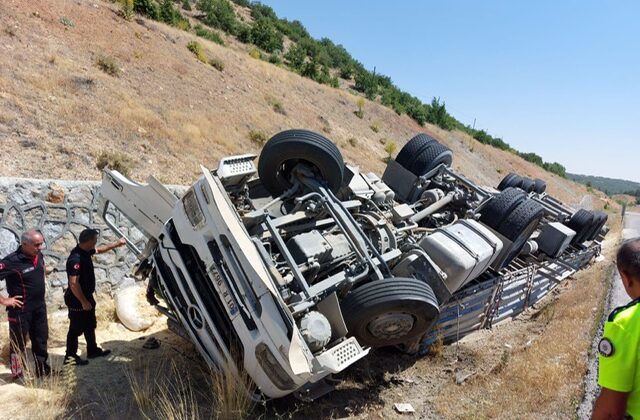 Kahramanmaraş’ta saman yüklü tır devrildi: 1 yaralı