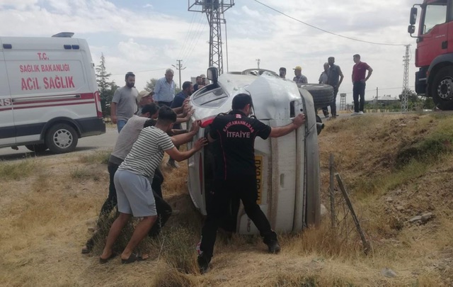 Elbistan’da saman yüklü kamyona çarpman cip takla attı: 2 yararsın