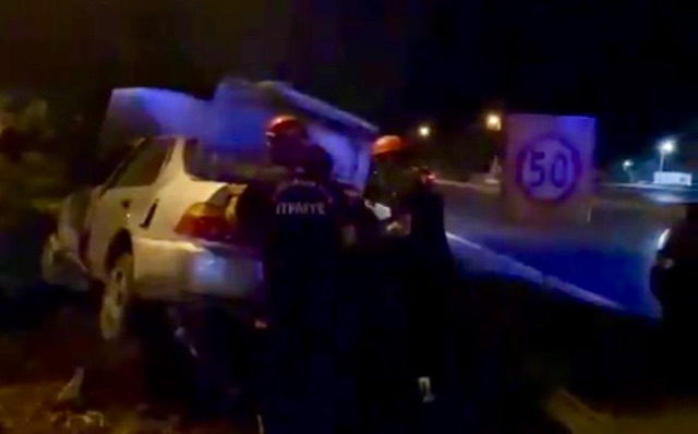 Kahramanmaraş’ta yoldan çıkan otomobil ağaca çarptı: 2 yaralı