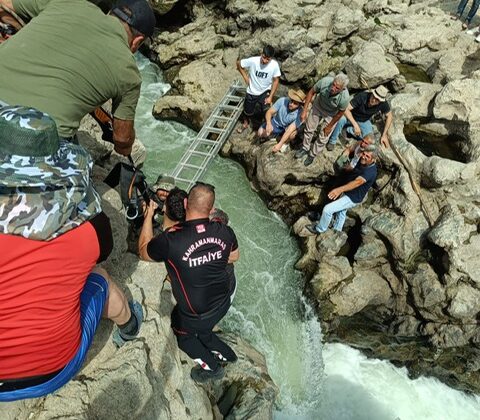 Elbistan’da suya düşen 2 kişi son anda kurtarıldı