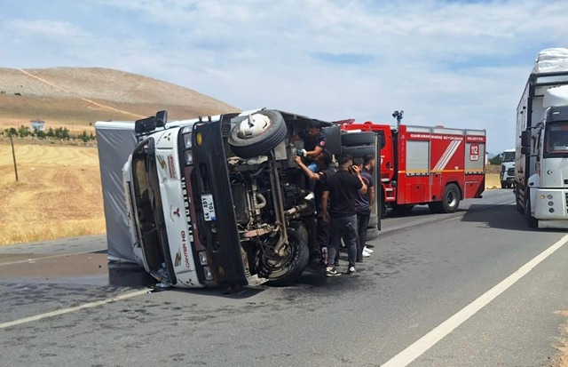 Afşin’de kamyonet devrildi: 2 yaralı