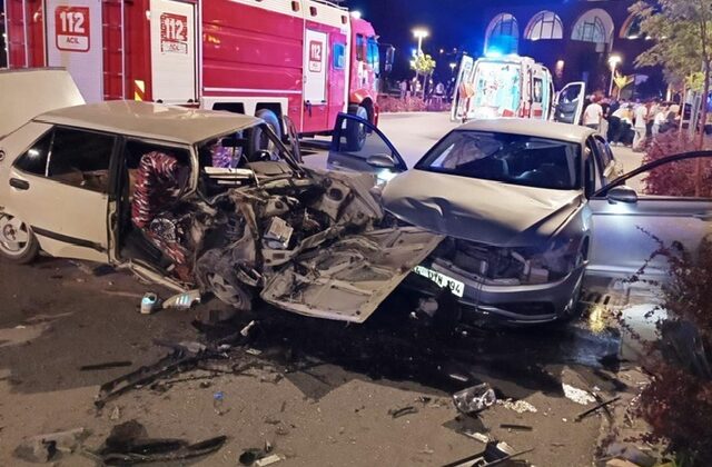 Kahramanmaraş’ta iki otomobil çarpıştı: 3 yaralı