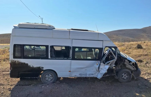 Afşin’de servis aracı ile traktör çarpıştı