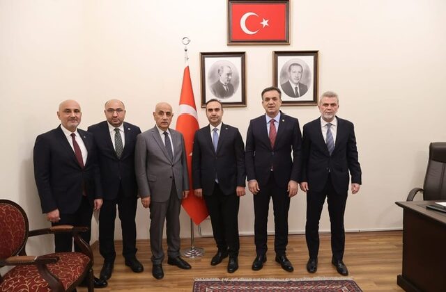 AK Parti Heyeti, Sanayi ve Teknoloji Bakanı Kacır ile TBMM’de Bir Araya Geldi