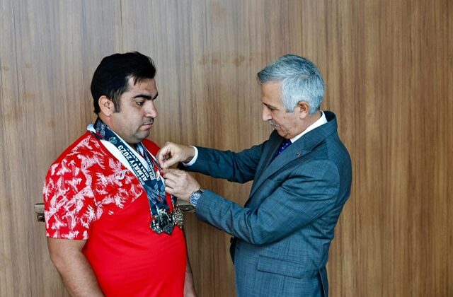 Vali Ünlüer’den Gümüş Madalyalı Milli Sporcuya Tebrik