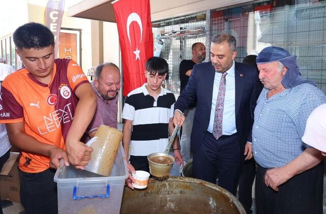 Başkan Toptaş Derepazarı Esnafının Aşure Programına Katıldı