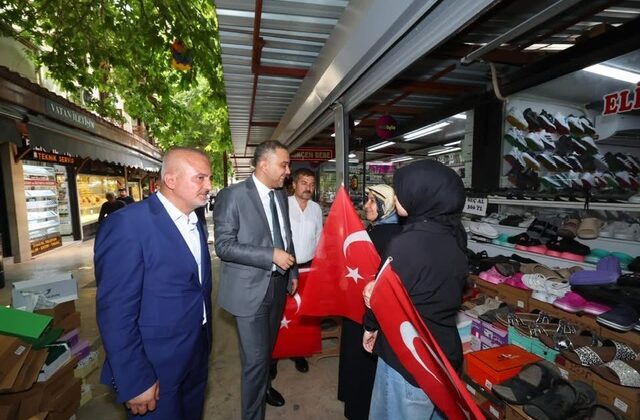 Başkan Toptaş’tan Esnafa Bayrak Takdimi