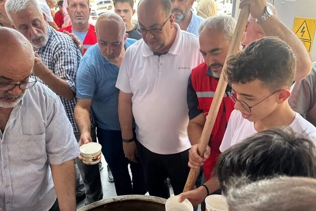 Dulkadiroğlu’nda Aşure Bereketi: Başkan Akpınar Vatandaşlara Aşure Dağıttı