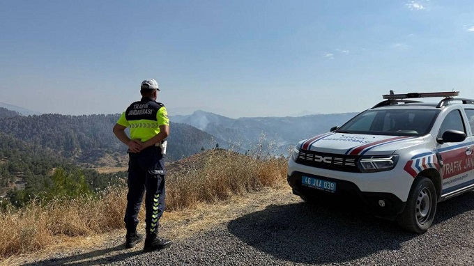 Kahramanmaraş’ta trafik jandarması sürücüleri tek tek uyardı