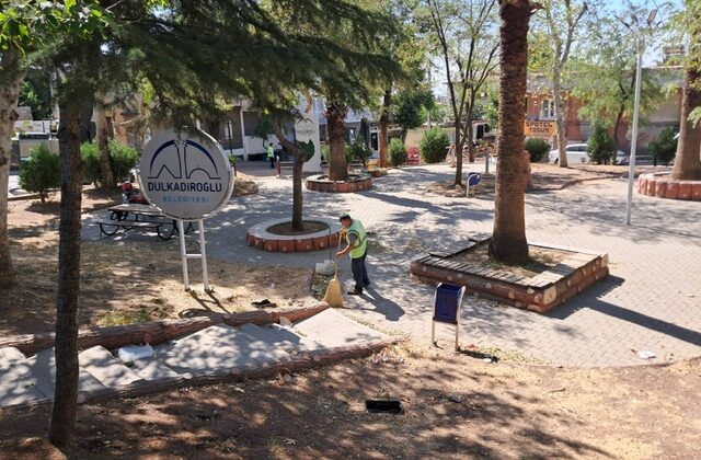 DULKADİROĞLU’NDA PARK VE BAHÇELERDE TİTİZ BAKIM ÇALIŞMALARI SÜRÜYOR