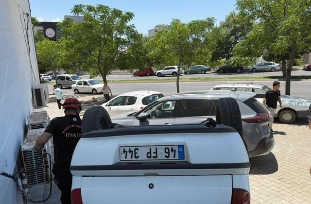 Kahramanmaraş’ta kontrolden çıkan otomobil park halindeki araçlara çarptı