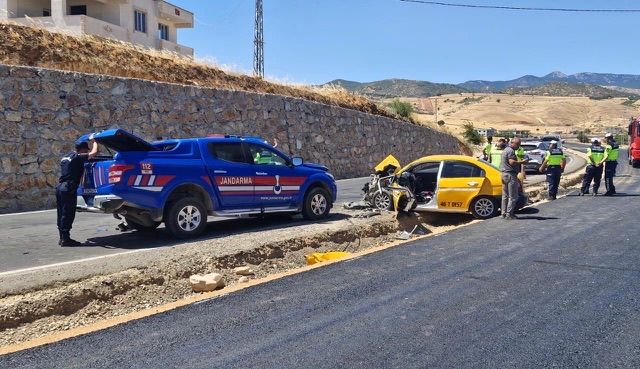 Kahramanmaraş’ta jandarma aracıyla ticari taksi çarpıştı: 3 yaralı