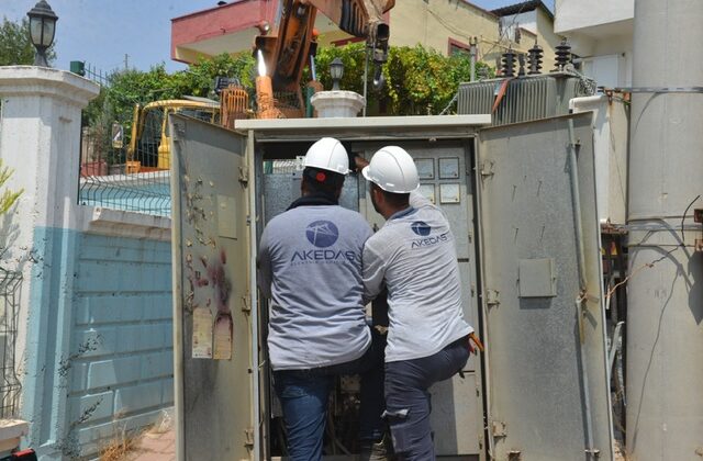 Aşırı sıcaklar yangın, susuzluk ve enerji hattına zarar verdi