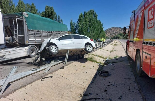 Göksun’da otomobil bariyerlere çarptı: 3 yaralı