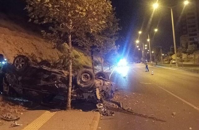 Kahramanmaraş’ta otomobil paramparça oldu