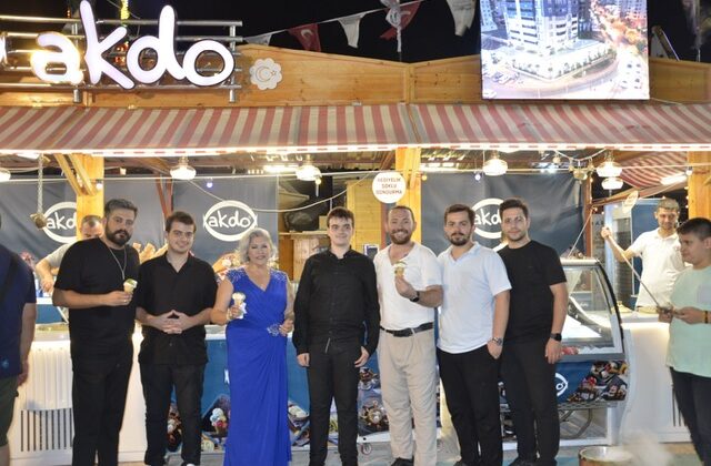 AKDO’dan Cemile Sönmez’e Dondurma Şov