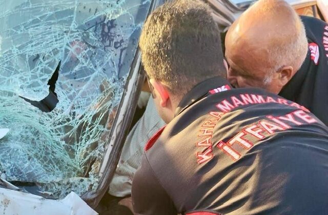 Kahramanmaraş’ta panelvan ile otomobil kafa kafaya çarpıştı: 3 yaralı