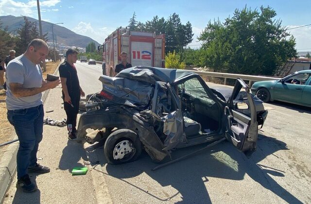 Elbistan‘da tırın çarptı otomobil hurdaya döndü: 2 yaralı