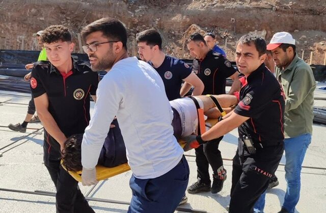 Vinçten kayan demir çubuk hayalarına saplandı