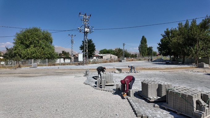 Afşin’de Kırsal Mahallelere Modern Dokunuş: Sosyal Alanlara Kilit Parke Döşeniyor