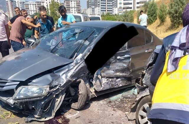 Kahramanmaraş’ta iki otomobil çarpıştı: 2 yaralı