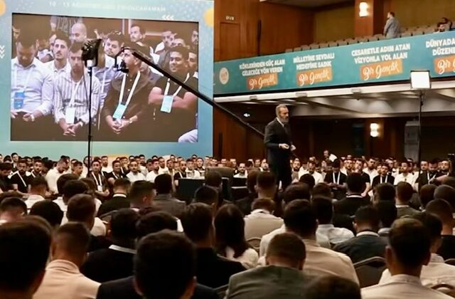 Mahir Ünal, AK Parti Gençlik Kolları Kampında Gençlerle Buluştu