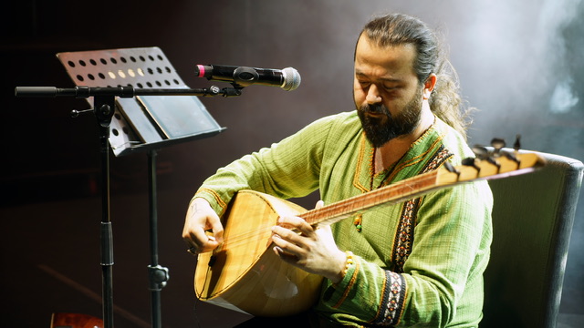 Güçlü ve Pehlivan Söyledi, Müzikseverler Eşlik Etti