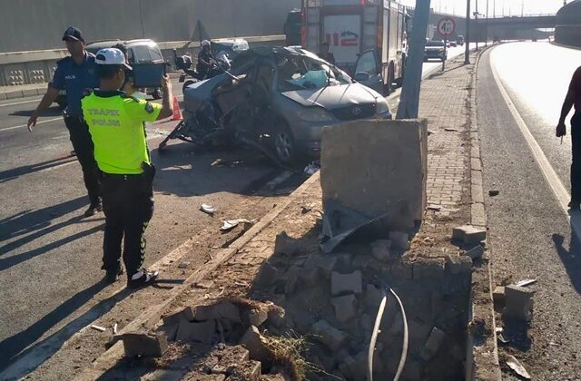 Kahramanmaraş’ta otomobil aydınlatma direğine çarptı: 3 yaralı