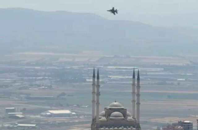 Kahramanmaraş’ta savaş uçakları Dünyan’nın en büyük Türk Bayrağı için havalandı  (Fotoğraflı-Görüntülü)
